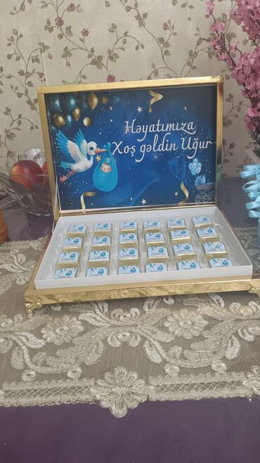 Mürəbbələr: Yeni doğulmuş körpə üçün hazırlanmış şokolad dəsti. Qutunun üzərində