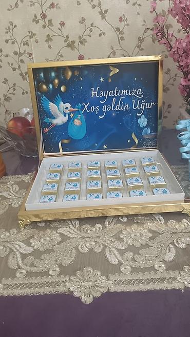 xonça şokolad: "Uğur 40 gün" temalı, üzərində körpə ayaqları və ürək formalı şokolad — 9