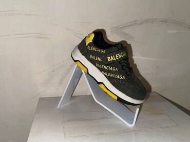 детская одежда из италии: Gördüyünüz hər bir uşaq ayaqqabısı yenidir.Mağaza bağlandığı üçün