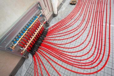 Водяные тёплые полы: Элементы системы водяного теплого пола, включающие красные трубы — 3
