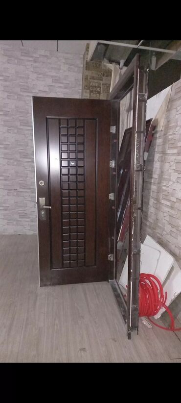 Giriş qapıları: Məhsul: Dəmir giriş qapısı və metal qutu (kasa) komplekti Təsvir: - — 2