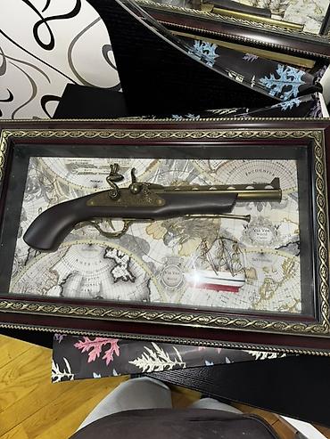 Другой декор и предметы интерьера: Dekorativ “köhnə üslublu tapança” vitrin kompozisiyası - Çərçivəli — 1