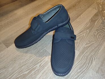 parça mokasinlər: Kişi loaferləri – mavi/qrafit rəngdə, perforasiyalı üstlü dizayn