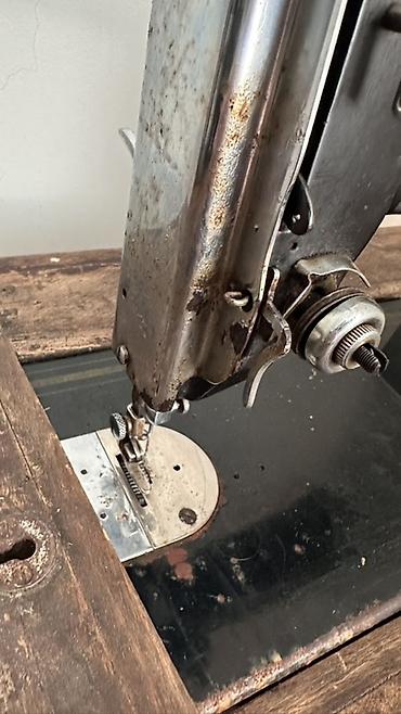 pul səkilləri: Məhsul: Csepel 30 tikiş maşını, pedallı stol üstü komplekt Təsvir: - — 2