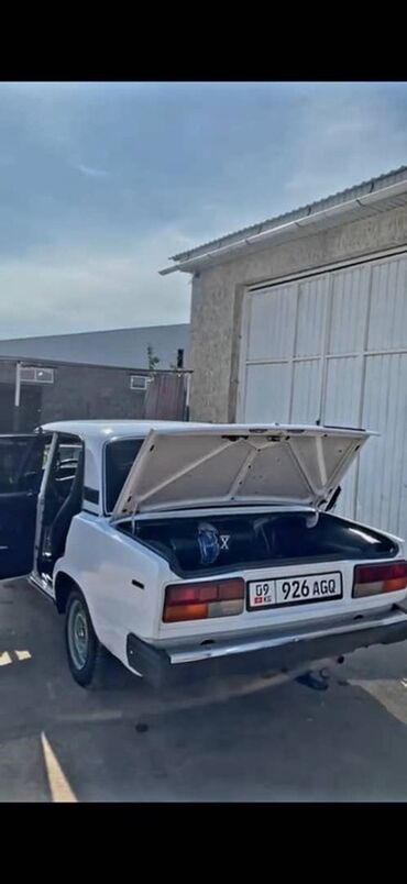 самые дешёвые авто: Белый седан ВАЗ-2107 с задним приводом. Автомобиль оснащен