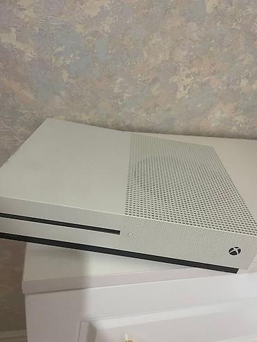 xbox one fat: Xbox One S oyun konsolu Xüsusiyyətlər: - Rəng: Ağ, kompakt və səssiz — 1