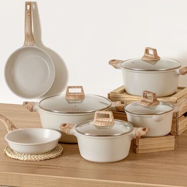 набор эмалированной посуды: Набор кухонной посуды в светло-бежевом цвете с фактурными ручками под