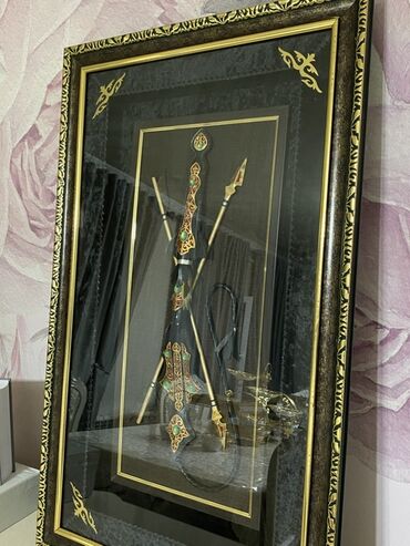 инструменты для сада: Декоративное панно в багете с объемной композицией восточного оружия