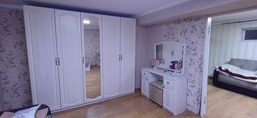 Спальные гарнитуры: Продается спальный гарнитур (Россия ), белого цвета, состояние