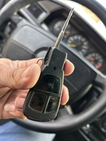 Mercedes-Benz: Maşın şəkildə göründüyü kimidir. Kasmetikasi idealdi. Tək kraskasina — 14