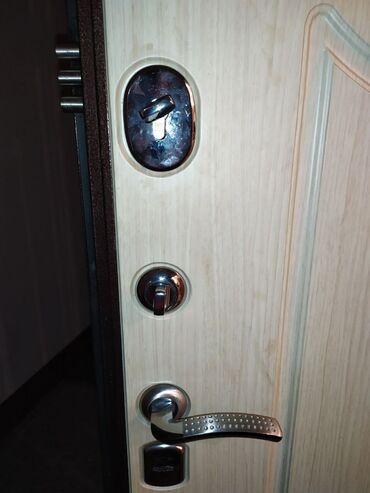 Qapıların təmiri: Çilingər xidməti Qapı usta Qapı ustası Qapıların təmiri Üzlənməsi — 7