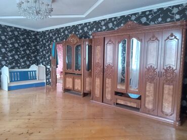 Həyət evləri və villaların satışı: Satılır: yaşayış evi və yanında fəaliyyət göstərən kiçik market binası — 20