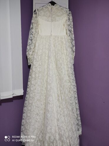 Venčanice: Vencanica mlecno bela velicina XS Duzina pozadi 2 metara, prednji deo — 3