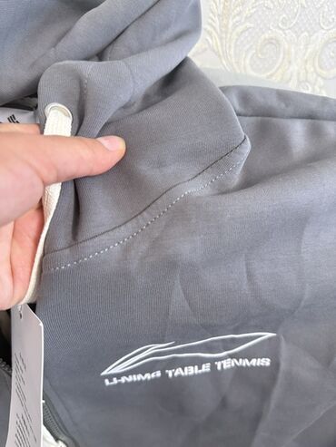футболки кепки с логотипом на заказ: Серое худи на молнии с капюшоном - Цвет: серый - Принт: белая надпись