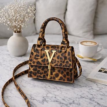 Клатчи: Белая женская сумка-клатч с геометрической стёжкой и декоративной — 15