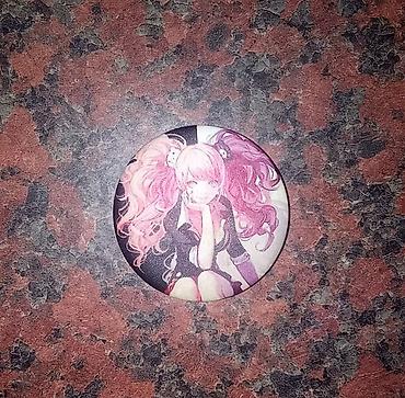 Значки, ордена и медали: Продаю значки 2 фигурные пластиковые, остальные круглые — 11