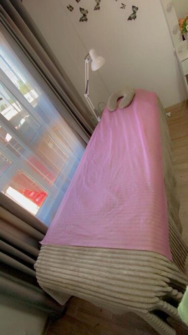 салон маникюра: Срочно Продаю кушетку-5000(одеяла и подушка в подарок). В отличном
