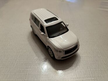 Avtomobil modelləri: Ağ rəngli mini avtomobil modeli (SUV tipli) - Material: metal və — 1
