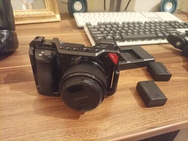 mebel ici sobalar: Qara rəngdə kamera dəsti, qoruyucu çərçivəyə və Sony brendinin