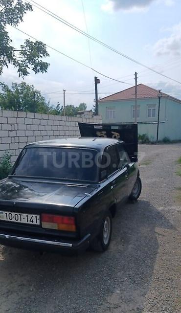 avtomobiler: VAZ 2107, qara sedan. - Kuzov: klassik 4 qapılı sedan, qara rəng — 2