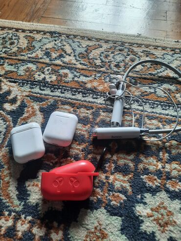 наушники apple airpods 1: В комплект входят беспроводные наушники Apple AirPods в зарядном