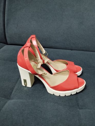 польская обувь: Продаю босоножки размер 39. смотрятся на ноге очень красиво. отдам за