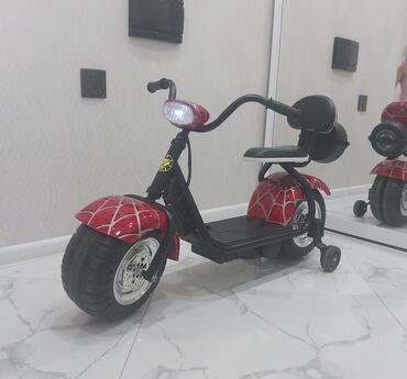 Маски, очки: Ördümçək adam dizaynlı, qırmızı və qara rəngli uşaq elektrikli skuter