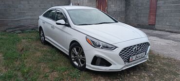 продаю форд мондео: Белый седан Hyundai Sonata. Автомобиль имеет элегантный дизайн и