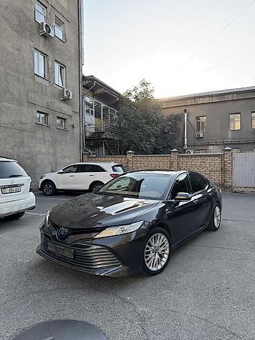 Toyota Camry: 2018 г., 2.5 л, Вариатор, Гибрид, Седан