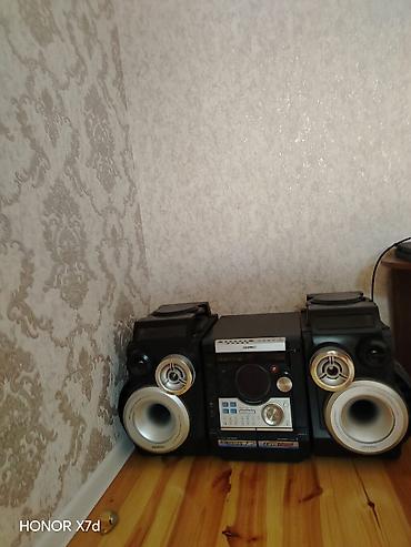 Kompakt ev audio sistemi – 2 kolon və mərkəzi blokdan ibarət mini