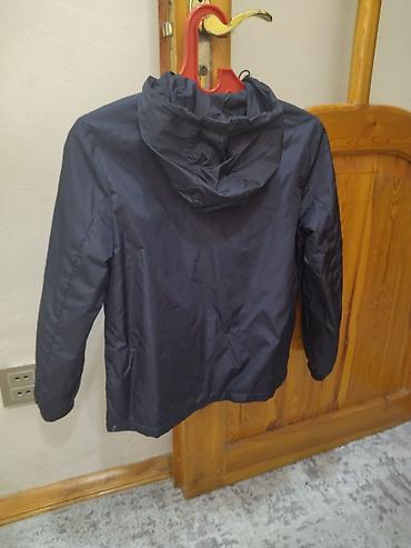 pencekler qadin ucun: Qara rəngli yüngül küləkkeçirməz kapüşonlu jaket - Brend yazısı — 2