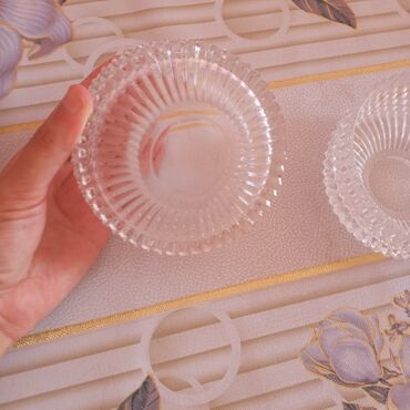 Konfet qabları: Hamısı bir yerdə 15 AZN 2 ədəd Xrustal konfet qabı, 1 ədəd Xrustal — 8