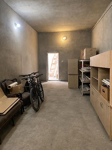 asan əmlak: Anbar/ustaxana üçün sahə - Qapalı, uzunsov planlı yer; beton döşəmə — 2