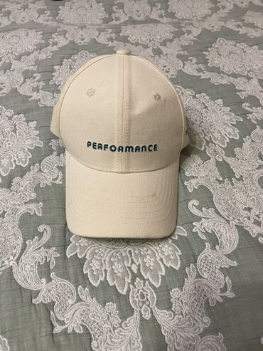 женская одежда бишкек оптом и в розницу: Бежевая кепка с надписью PERFORMANCE. Сбоку вышита надпись JM BACK