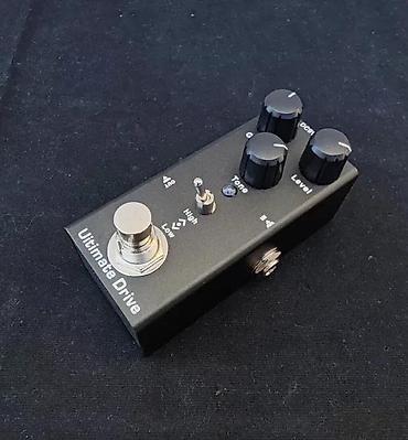 akusticna bas gitara sa zvucnikom: ULTIMATE DRIVE DISTORZIJA | Slanje po dogovoru ili lično preuzimanje — 1