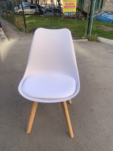 Табуретки: Стул Eames 222
Стул — 7
