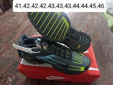 Patike: A klasa TN i Nike 95
Brojevi na slikama 
4500 din — 19