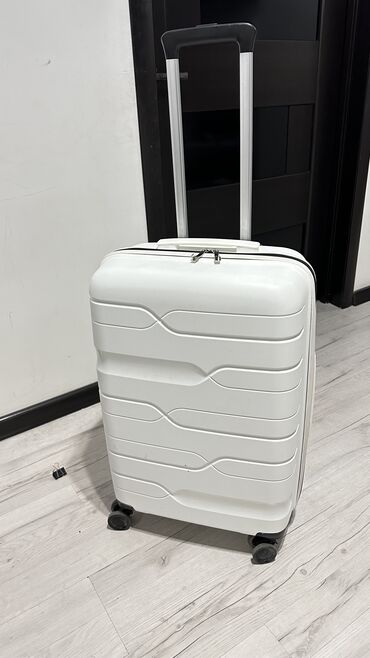 белая сумка: Продаю чемодан Б/У в отличном состоянии использовался 1 раз (средний