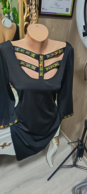 Ziyafət donları: Qırmızı don - Rəng: parlaq qırmızı - Dizayn: dördkünc dekolte, ön — 9