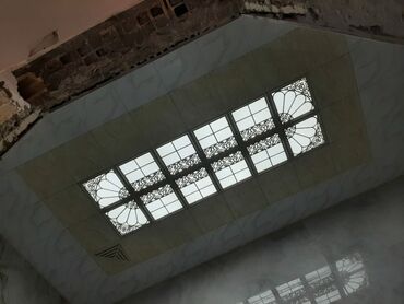 перегородка для ванны: Güzgülü naplyon (stretch) tavan sistemi – dekorativ vitraj işıqlanma