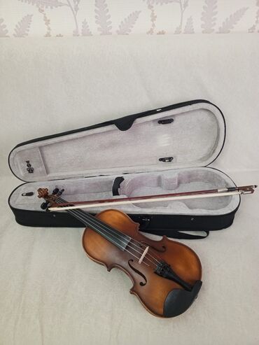 sintezator va 7: Skripka satılir. Daşıma çantası ilə birlikdə. Alət yüksək keyfiyyətli