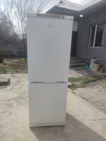 Холодильник Indesit, Б/у, Двухкамерный, De frost (капельный), 60 * 168 * 55