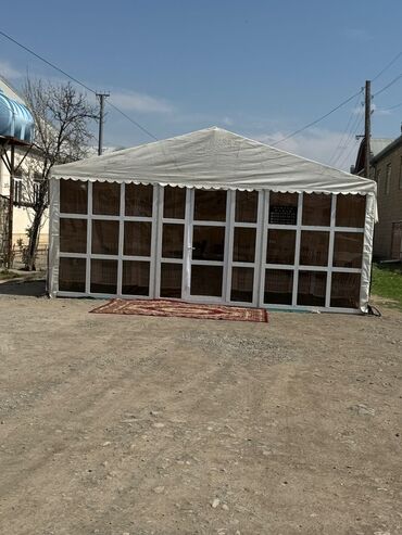 скутер купить бу: Ağ rəngli, çərçivəli pəncərələri olan böyük çadır. Yüngül materialdan