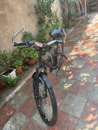 Dağ velosipedləri: Dağ velosipedi, müxtəlif ərazilərdə rahat sürmə imkanı təmin edən qara — 4