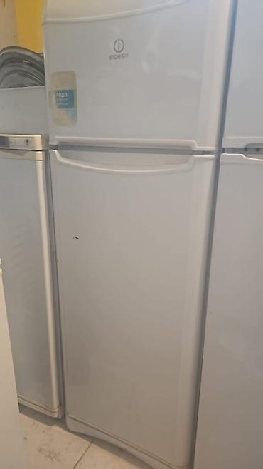 Indesit iki kameralı soyuducu - Üst hissədə dondurucu bölmə, alt