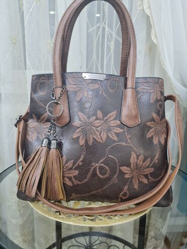 сумка жен: Практичная и красивая кожаная сумка с длинным ремешком, с тремя