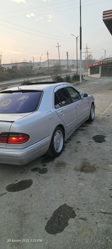 Mercedes-Benz: Mercedes-Benz E-Class (W210) sedan - Gümüş rəng, 4 qapı - Ön dəyirmi — 11