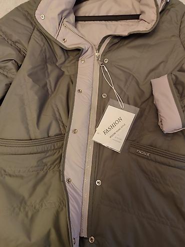 Демисезонные куртки: НОВАЯ.деми курточка.размер 52.двухсторонняя.с капюшоном и — 2