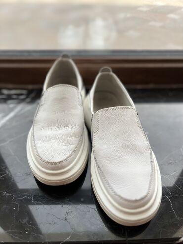 обувь белая: Кожаные слипоны, состояние хорошее, самовывоз с джала