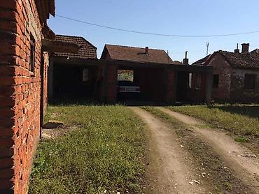 Kuće na prodaju: Porodična kuća 1/1 u Starom selu, na glavnom putu. Stambena površina — 11